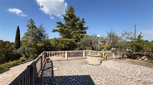 Villetta Con Trullo e Deposito in Zona Collinare